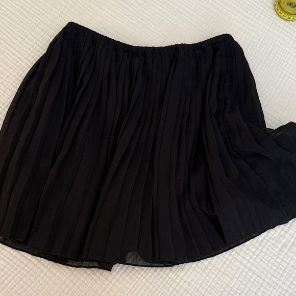 Frenchi Elegant Black Pleated Mini Skirt - Picture 1 of 7